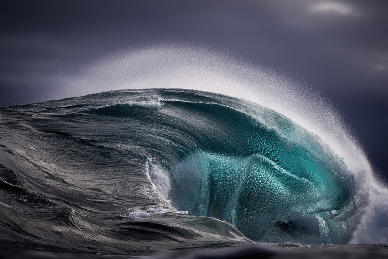 Ray Collins descreve seu trabalho como interpretação de fótons e de como a luz se forma na frente da sua câmera enquanto ele nada no oceano. É uma forma bem poética de explicar sua fotografia mas é bem próxima da verdade.
