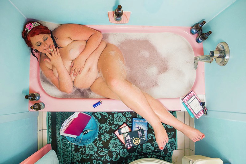 Samantha Fortenberry é a fotógrafa responsável pela série de fotos abaixo chamada de Suds e Smiles. Nessas fotos, ela retrata uma série de pessoas dentro de uma banheira, cercados por uma série de objetos que faz algum sentido para eles ou algo assim.