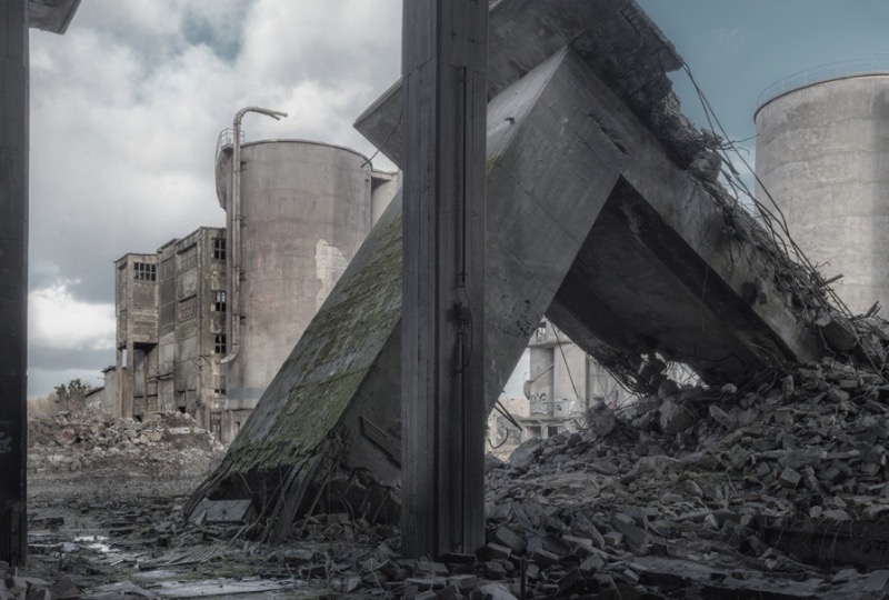 Markus Lehr fotografa as ruínas das sociedades modernas ocidentais. Ele retrata como esses cenários manufaturados chegam ao fim e o contraste que as cidades tem quando comparados com esses locais industriais que são deixados para o tempo.