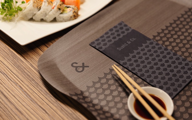 Sushi & Co. é o nome de um restaurante de sushis num navio de cruzeiro no Mar Báltico. Eles precisavam de uma nova identidade visual e um logo e o pessoal da BOND Creative Agency resolveu esse problema de um jeito que eu adorei.