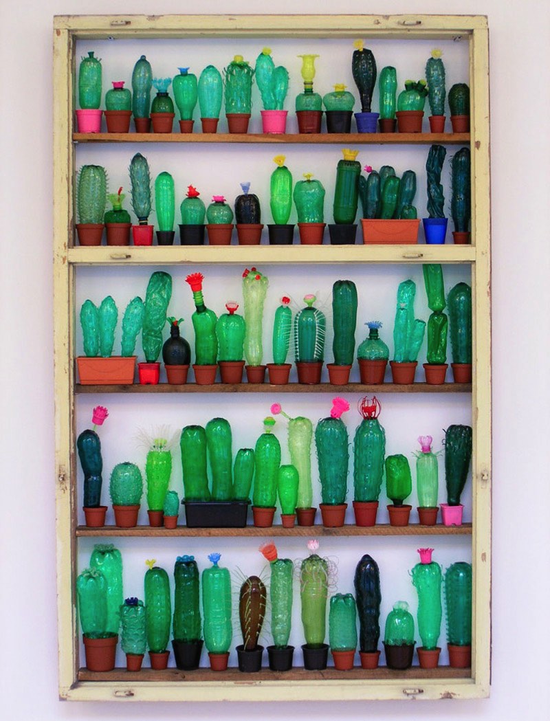 Quando me deparei com um link para o trabalho da Veronika Richterová que dizia que ela trabalhava criando arte com garrafas PET, eu fiquei com uma certa curiosidade do que poderia ser isso. 