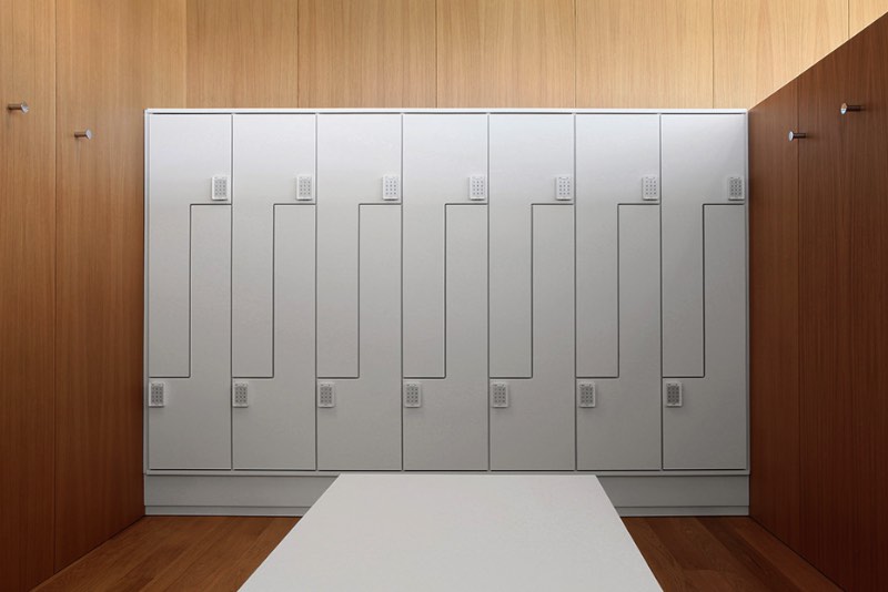 O estúdio de design espanhol Forma & Co criou a identidade visual da Abano, empresa que produz objetos para uso coletivo como armários e cabinetes.