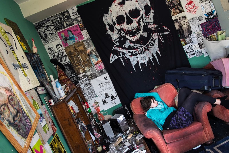Ricky Adam nasceu no norte da Irlanda e, há 20 anos, vive imerso no cenário do punk rock e na cultura do BMX. Foi assim que surgiu a série Edge of Living, que traduzi livremente como Vivendo na Beira da Sociedade, com fotografias que mostram quase cinco anos na vida de um grupo de punks em Leeds, na Grã Bretanha.