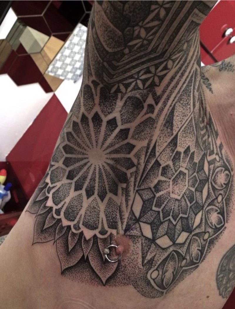 Glenn Cuzen é um tatuador de Reading, na Grã Bretanha, com um trabalho de tatuagem voltando para black work e dotwork geométrico. Ele já trabalha com tatuagem há 14 anos e abriu o Top Gun Studio em 2011, o mais famoso estúdio de tatuagem de Reading.
