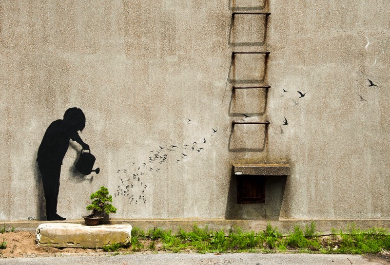 Durante uma recente viagem ai Japão, o artista de rua conhecido como Pejac, resolveu colocar seus trabalhos pelas ruas japonesas. E, como o artista espanhol é um grande fã do estilo visual e da arte japonesa, ele resolveu usar alguns desses elementos no que ele deixou pelo Japão.