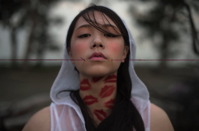 Yung Cheng Lin é uma artista de Taiwan que visualiza os problemas das mulheres de hoje, os problemas da sociedade e a modificação corporal através da fotografia. A artista interpreta seus temas usando ferramentas básicas e o corpo humano como lugar para enviar uma mensagem.