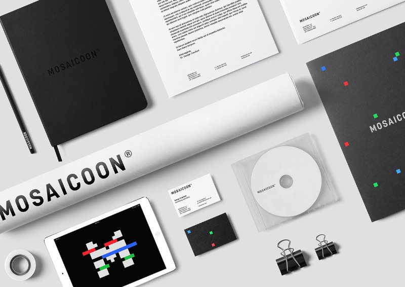 Mosaiccon é uma empresa que gerencia todo o processo de criação de conteúdo em vídeo para a internet. Eles lidam com tudo mesmo, desde o conceito e produção inicial até a distribuição e análise de performance. Foi ai que entrou o papel do ícone que você vai ver nas imagens abaixo. O M de Mosaiccon foi misturado com as cores RGB (vermelho, verde e azul) e foi criado uma conexão direta com o mundo do entretenimento.