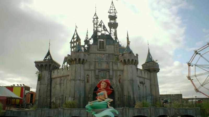 Você já viu aqui uma dezena de fotos sobre o novo projeto de arte do Banksy, o parque temático Dismaland. Mas, para deixar a experiência do parque de diversões ainda mais próximo da nossa realidade, Banksy criou essa espécie de comercial que descreve bem por que todo mundo deveria visitar o local. Além de dar um pequeno preview do que é Dismaland e as obras que podem ser vistas lá dentro.