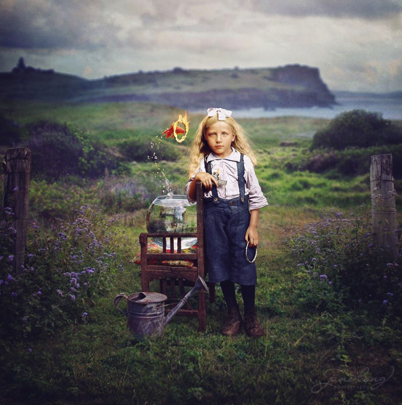 Na interseção entre antiguidade e modernidade, você vai encontrar esse peculiar projeto de Jane Long. Dancing with Costic? mistura o charme histórico das fotografias do arquivo de Costica Acsinte com um surrealismo digital. O que Jane Long é fenomenal. Essa reinterpretação de fotografias do passado através de um surrealismo digital me surpreendeu aqui. E acredito que vocês vão adorar também.