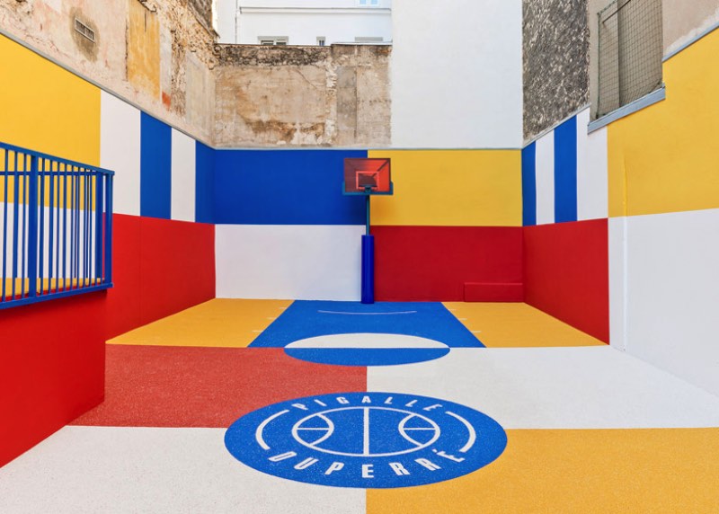 Pigalle Duperré é o resultado da colaboração entre a marca de moda francesa Pigalle e o Ill-Studio. Juntos, eles criaram a quadra de basquete mais colorida que Paris já viu. O nome Pigalle Duperré vem da localização da quadra de basquete. Como ela fica na rua Duperré, ficou fácil usar essa referência ao nomear o lugar.