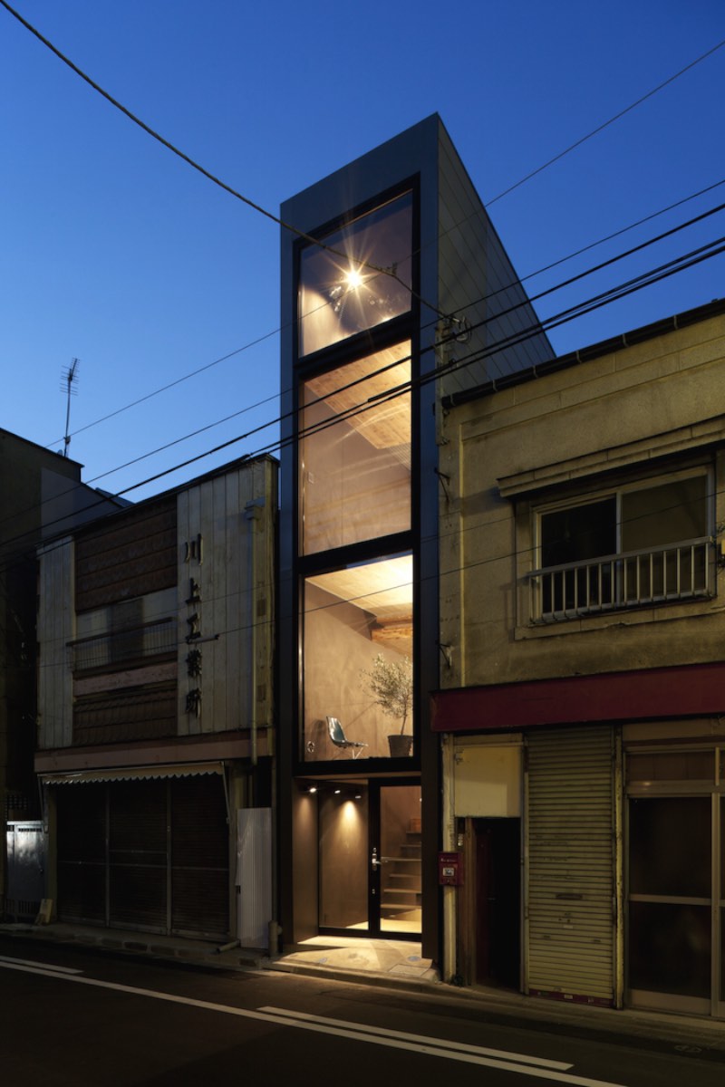 YUUA é o nome dessa casa minimalista em Toshima, no Japão. O minimalismo existe aqui por que o terreno onde a casa foi construída não tem mais do que 2 metros de largura. 