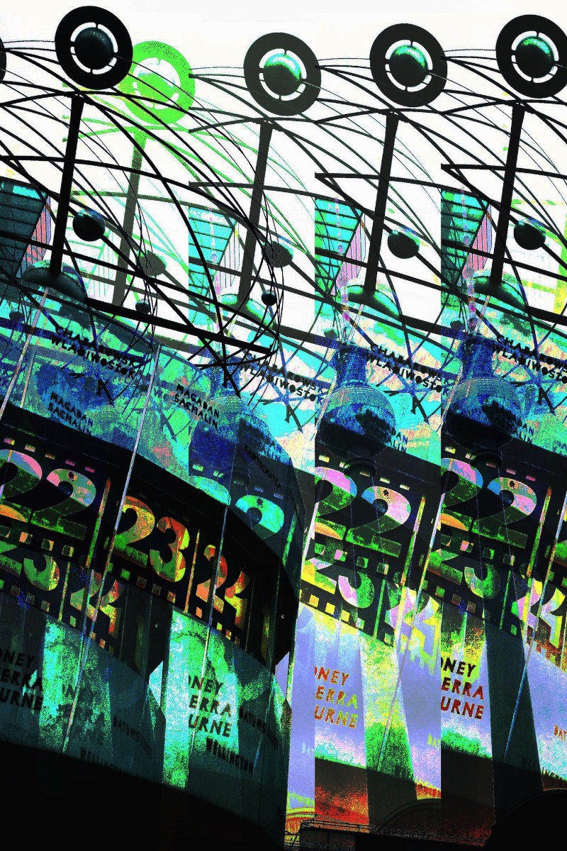 No início de novembro de 2013, participei de um workshop de glitch e data mosh aqui em Berlin e acabei aprendendo algumas técnicas que desconhecia. Já venho tentando minha sorte com glitch tem um tempo mas tudo que eu descobri foi através de pesquisas online e sabia que poderia ser melhor do que aquilo. Saindo do workshop, resolvi levar as técnicas que aprendi até meu limite e foi assim que resolvi começar com o 30 Days of Glitch.