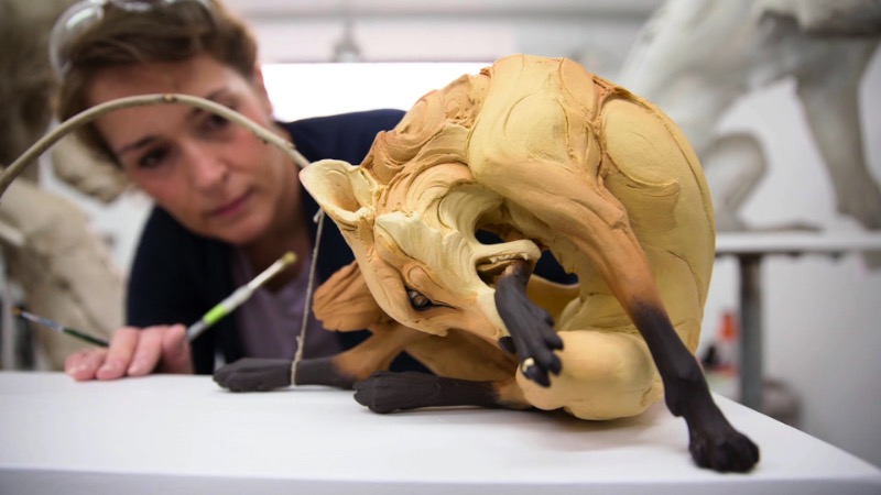 As esculturas e a arte de Beth Cavener são criadas com foco na psicologia humana, removidas de todo contexto e racionalização e articulada através de uma mistura de corpos humanos e animais. É assim que Beth Cavener lida com esses estranhos e desconfortáveis pensamentos que passam pela cabeça dela.