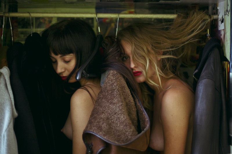 Giuseppe Palmisano é um fotógrafo italiano lá de Bolonha que cria imagens quase eróticas com corpos que parecem perdidos aleatoriamente sobre móveis. Não sei direito como você vê isso mas eu considero uma grande crítica aos padrões convencionais de beleza através da objetificação do corpo feminino.