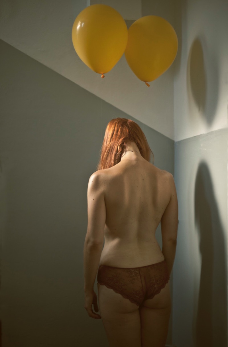 Giuseppe Palmisano é um fotógrafo italiano lá de Bolonha que cria imagens quase eróticas com corpos que parecem perdidos aleatoriamente sobre móveis. Não sei direito como você vê isso mas eu considero uma grande crítica aos padrões convencionais de beleza através da objetificação do corpo feminino.