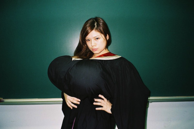 O fotógrafo de Taiwan Chih Hsien Chen documenta a cultura jovem do país de um jeito que só alguém que nasceu e morou na olha consegue fazer. As imagens que ele captura vem de garotas vestidas com camisetas de unhas até crianças mascaradas cavalgando estátuas de elefante e sempre parecem ter um pouco de rebeldia escondida.