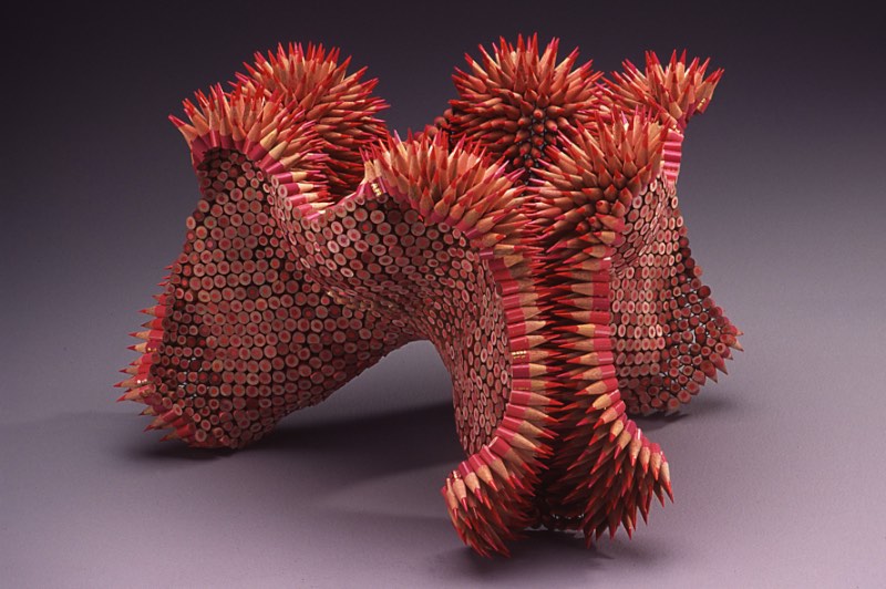 Jennifer Maestre é uma artista americana baseada em Massachusetts cujo trabalho escultural é focado no uso de lápis de cor. Sim, ela cria esculturas de lápis de cor de um jeito que você nunca viu antes. 