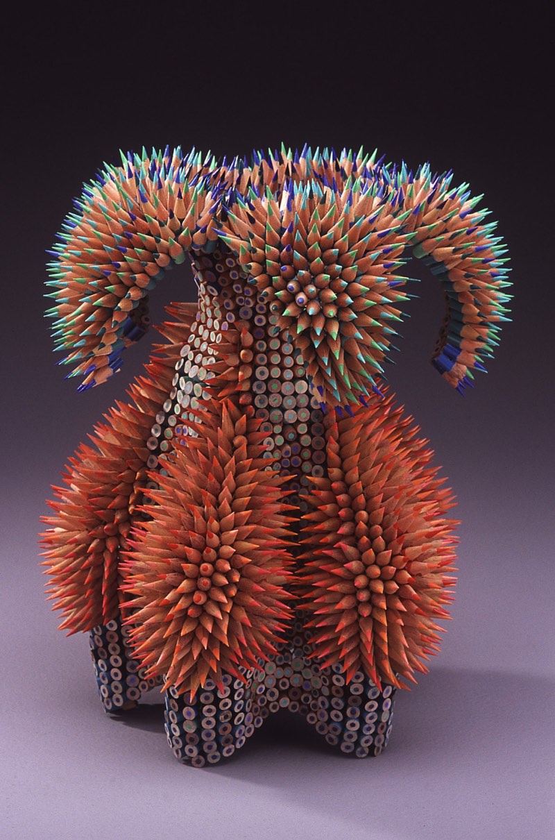 Jennifer Maestre é uma artista americana baseada em Massachusetts cujo trabalho escultural é focado no uso de lápis de cor. Sim, ela cria esculturas de lápis de cor de um jeito que você nunca viu antes. 