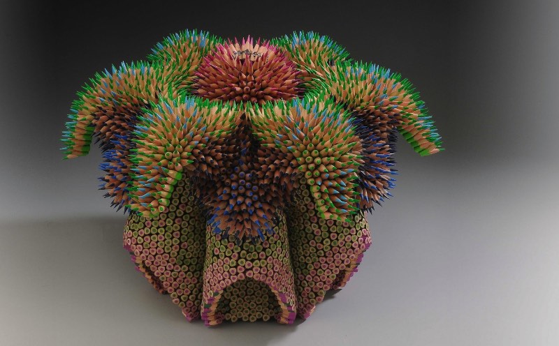 Jennifer Maestre é uma artista americana baseada em Massachusetts cujo trabalho escultural é focado no uso de lápis de cor. Sim, ela cria esculturas de lápis de cor de um jeito que você nunca viu antes.