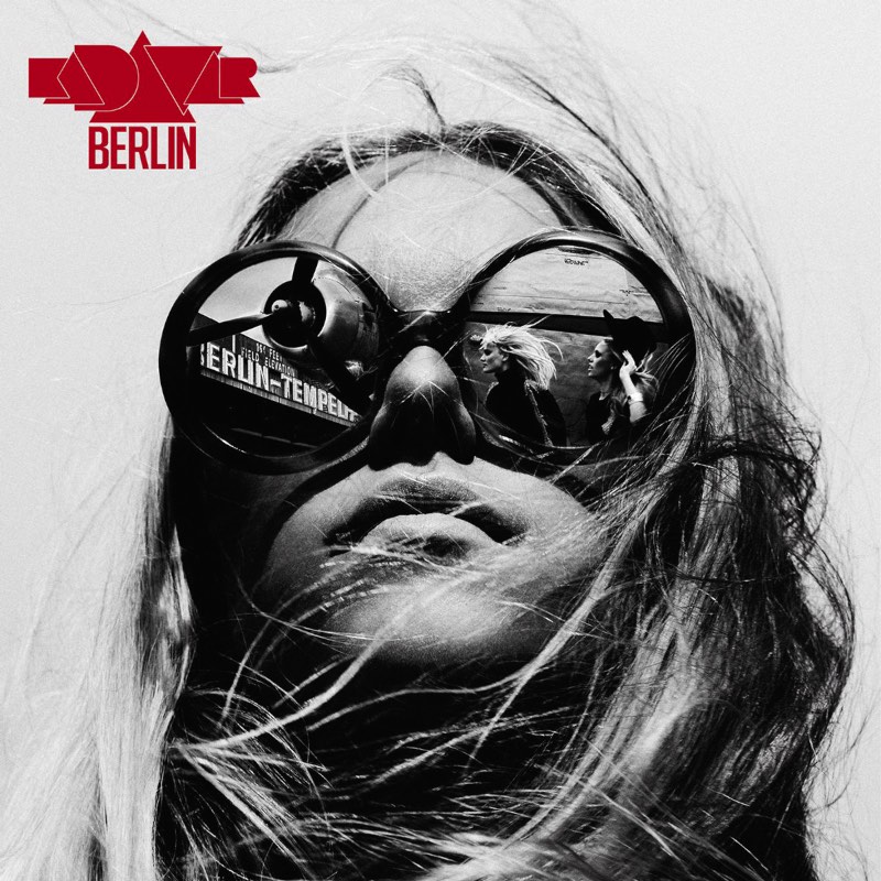 Elizaveta Porodina é a fotógrafa responsável pelas belíssimas imagens criadas para o disco Berlin da banda de stoner rock Kadavar. As fotografias que você pode ver nesse artigo foram feitas no antigo aeroporto de Berlin Tempelhof, que hoje em dia é um parque.
