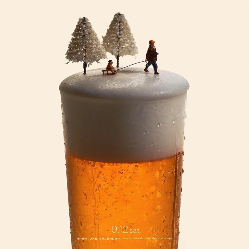Foi em 2011 que o diretor de arte e design japonês Tatsuya Tanaka resolveu criar os pequenos dioramas que você vai ver nas imagens abaixo. Ele resolveu chamar o projeto de Miniature Calendar e as fotos começaram a aparecer. Tudo mudou quando um comentário no Instagram sugeriu a ideia de criar uma cena por dia. E é isso que Tatsuya Tanaka faz hoje em dia e ele não para de receber likes por lá.