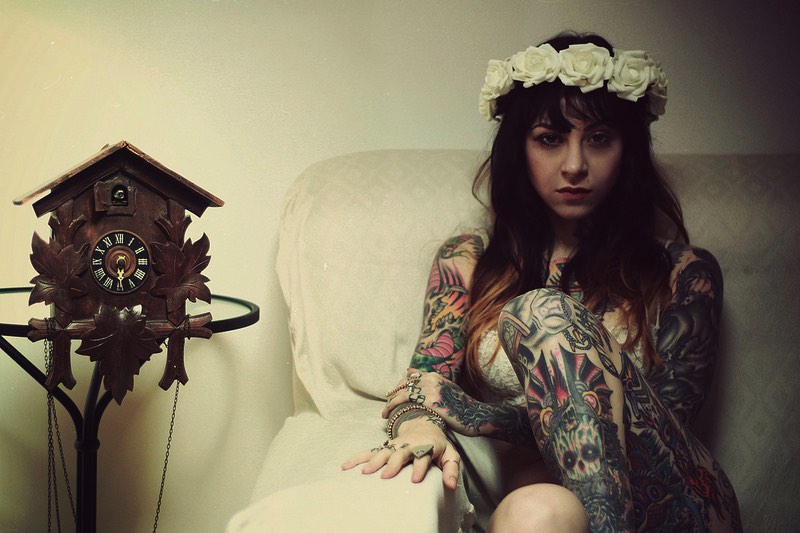 Claudia Cosentino tira fotos de pessoas e, na maioria das vezes, essas fotos são retratos. Ela vive na Itália e diz gostar de Arte Renascentista, cookies, tatuagens e a banda Smashing Pumpkins.