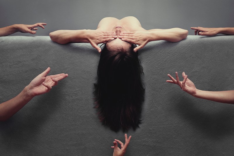Ángela Burón é uma fotógrafa espanhola que cria imagens surreais usando a se mesmo como objeto de destaque. Ela brinca com partes do corpo e os arranja de formas inesperadas, por assim dizer.