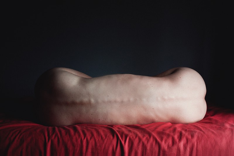 Ángela Burón é uma fotógrafa espanhola que cria imagens surreais usando a se mesmo como objeto de destaque. Ela brinca com partes do corpo e os arranja de formas inesperadas, por assim dizer. 