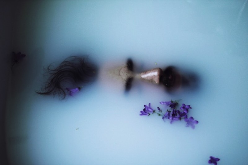 Greg Ponthus fotografa paisagens que mais lembram sonhos e que demonstram a vulnerabilidade de tudo ao nosso redor. Essa fragilidade pode ser vista nas expressões das pessoas nas fotos ou na emoção que ele tenta passar nas suas fotos. Fotografias essas que apresentam, quase sempre, um visual etéreo com cores e iluminação acompanhando o tema.