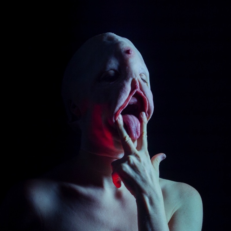 Sarah Sitkin é uma artista de Los Angeles com um trabalho escultural para lá de bizarro. E isso acontece em parte pela criatividade da artista e pelos materiais que ela usa. A mistura de silicone, resina e latex cria objetos de uma textura quase humana que transformam suas esculturas em algo que assustaria muita gente.