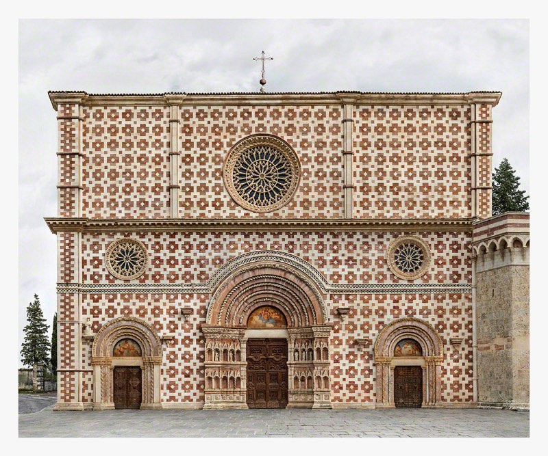 O fotógrafo e artista Markus Brunetti cria fotografias fenomenais de catedrais e igrejas européias através de colagens digitais que contam com centenas de fotos. A partir dai, ele cria composições fotográficas que mais parecem projetos arquitetônicas já que eles perdem toda a perspectiva que estamos acostumados a ter ao observar essas enormes construções.