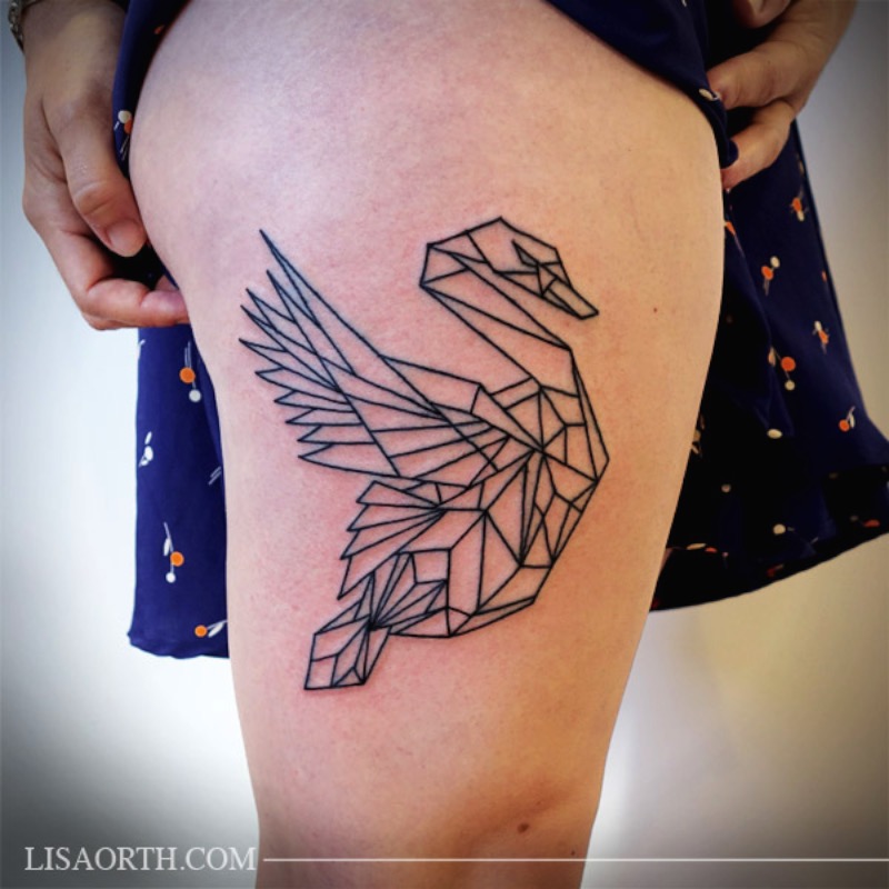 Lisa Orth é uma tatuadora cujo trabalho autoral focado em linhas anda chamando muita atenção por ai. Suas tatuagens são, primariamente, feitas usando apenas o preto e tem um visual bem interessante.