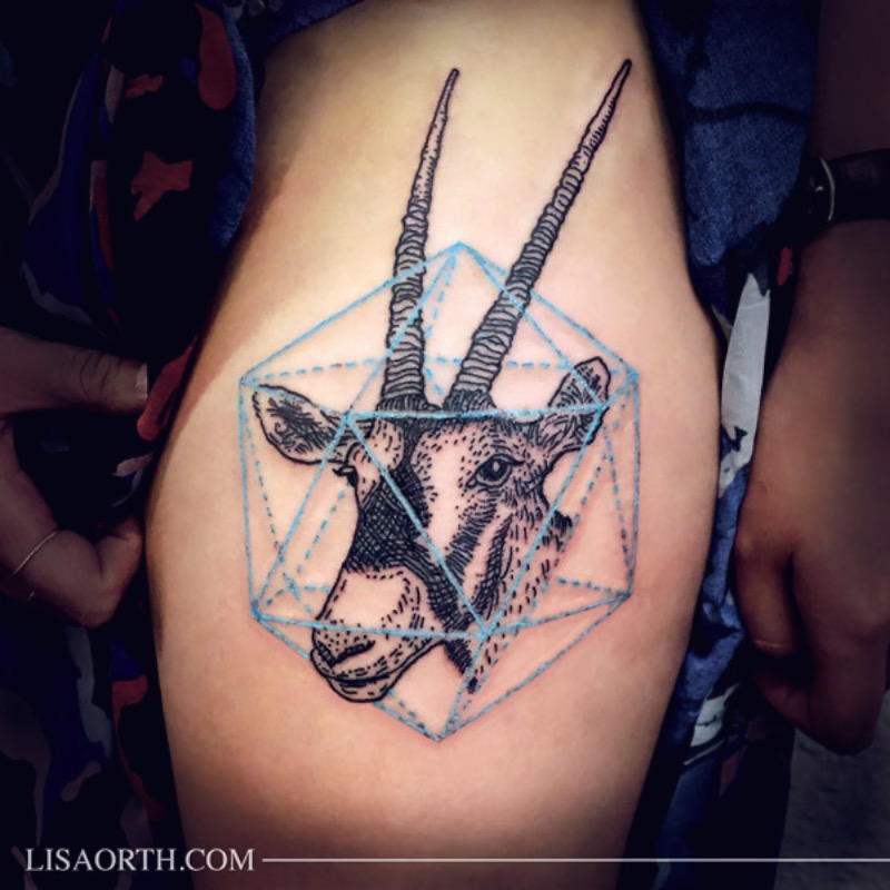 Lisa Orth é uma tatuadora cujo trabalho autoral focado em linhas anda chamando muita atenção por ai. Suas tatuagens são, primariamente, feitas usando apenas o preto e tem um visual bem interessante. 