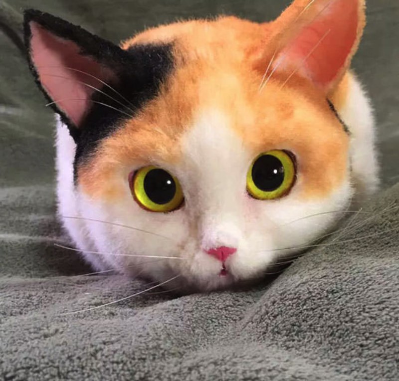 Essas bolsas de Gatos japonesas são criação do artista conhecido como Pico e ele faz todo o trabalho a mão. Ele sempre começa cada bolsa com um gato branco e passa a colorir o pêlo com airbrush de tinta acrílica. A partir dai, os gatos vão ganhando mais detalhes, cores e tudo mais que for necessário.