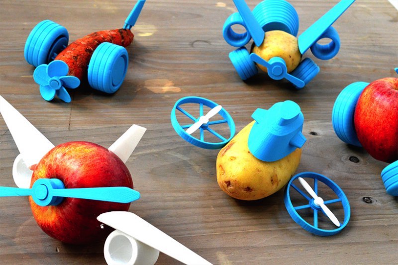Open Toys é o nome de uma série de componentes impressos tridimensionalmente que tem o objetivo de levar um pouco de criatividade para a preparação das refeições. Resumindo, Open Toys é como uma nova geração vai sair brincando com comida e uma impressora 3D. É inevitável e parece ser bem divertido.