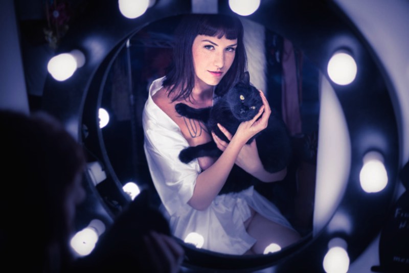 Eli Firmeza é fotógrafo e resolveu criar um projeto fotográfico que misturasse gatos de estimação com as mulheres que vivem com eles. E, foi assim que surgiu o Chicks 'n' Cats, uma das séries de fotos mais interessantes que já recebemos por aqui.