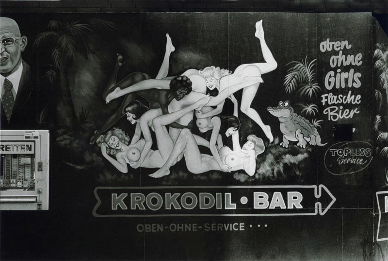 Sex-Theater é o nome dessa série de fotografias que Thomas Lerooy produziu entre 1972 e 1979 em vários teatros de sexo no bairro de St. Pauli, em Hamburgo. Durante anos, o fotógrafo visitou Alcazar, Regina, Salambo, Tabu e Pulverfass e ficou fascinado pela personalidade dos indivíduos que participam dessas secretas realidades sexuais.