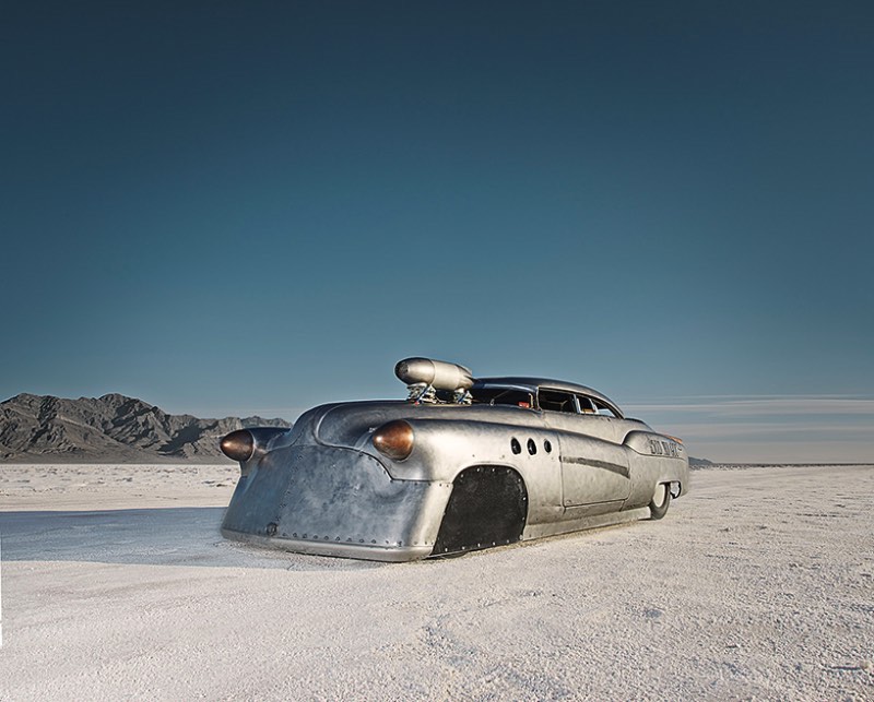 The World's Fastest Place é o livro fotográfico que Alexandra Lier acabou de lançar na Feira de Livros de Frankfurt. Suas fotografias mostram o que acontece na planície salgada de Bonneville, nos Estados Unidos. Esse local único é onde amantes da velocidade se juntam para celebrar sua paixão por carros e motores.