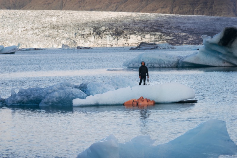O artista Sean Yoro, mais conhecido por HULA, publicou em seu portfolio uma série de murais em icebergs que ele pintou durante uma temporada na Islândia. Esses murais foram pintados em alguns dos milhares de icebergs que estavam se soltando de uma das enormes geleiras que ainda existem na Islândia.