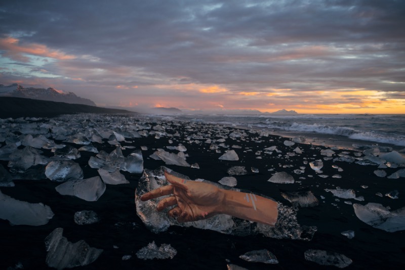 O artista Sean Yoro, mais conhecido por HULA, publicou em seu portfolio uma série de murais em icebergs que ele pintou durante uma temporada na Islândia. Esses murais foram pintados em alguns dos milhares de icebergs que estavam se soltando de uma das enormes geleiras que ainda existem na Islândia.