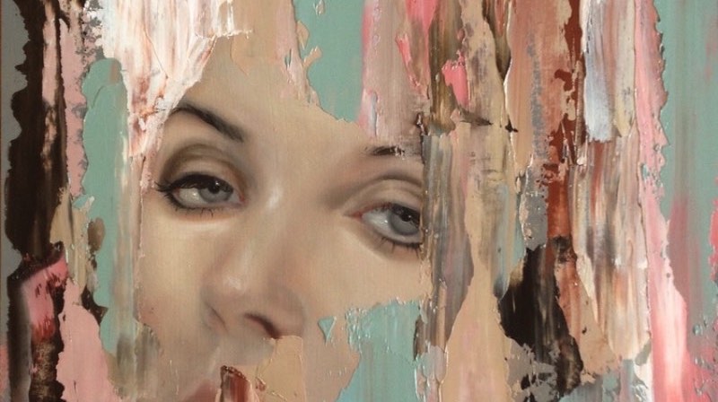 Os retratos de Meridith Marsone evocam um mundo de sonhos. Em algumas de suas pinturas, o centro da obra está cercado de borboletas ou pássaros e, em seus últimos trabalhos, o estilo está mais próximo de uma abstração colorida como você pode ver abaixo.