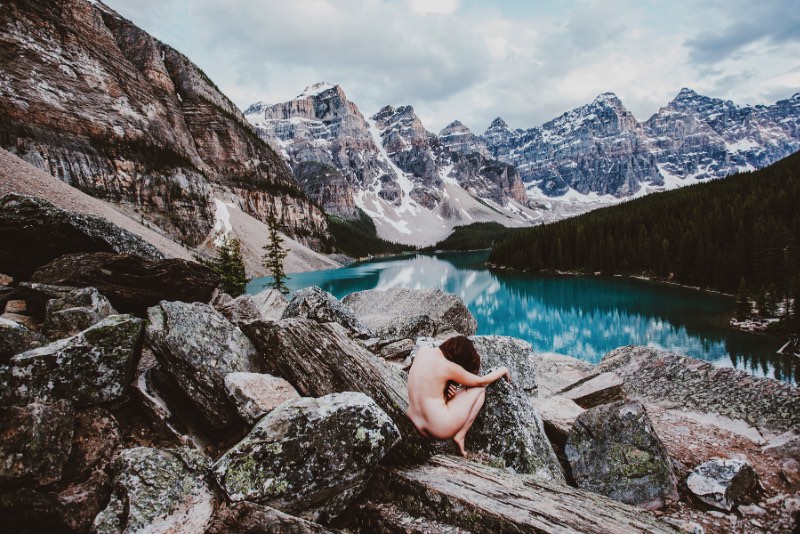 Corwin Prescott é um fotógrafo americano, baseado na Philadelphia, cujo trabalho flutua entra duas áreas distintas: a exploração da natureza e a fotografia erótica. E, por isso mesmo que resolvemos publicar o trabalho dele por aqui novamente.