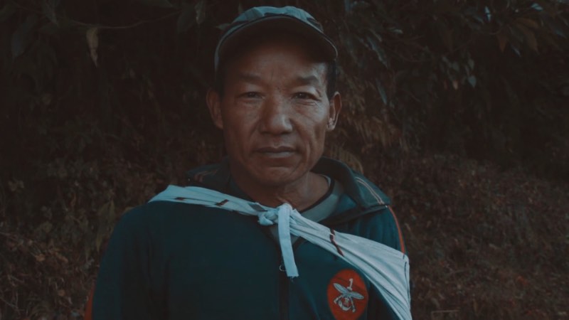 Se você é daquele tipo de pessoa que não consegue sobreviver sem uma conexão a internet, Hiking for Emails vai ser um filme de terror. Esse curta metragem dirigido por Clemens Purner, conta a história de Mahabir Pun que tinha que caminhar por quase 2 dias para conseguir chegar a uma conexão wi-fi no Nepal.