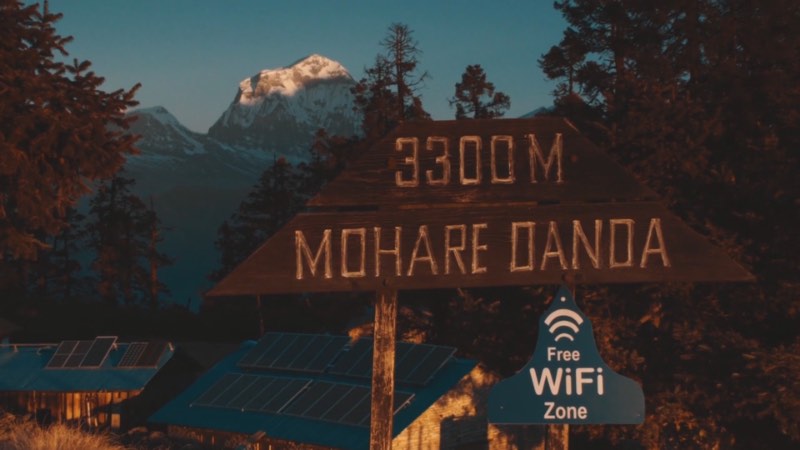 Se você é daquele tipo de pessoa que não consegue sobreviver sem uma conexão a internet, Hiking for Emails vai ser um filme de terror. Esse curta metragem dirigido por Clemens Purner, conta a história de Mahabir Pun que tinha que caminhar por quase 2 dias para conseguir chegar a uma conexão wi-fi no Nepal.