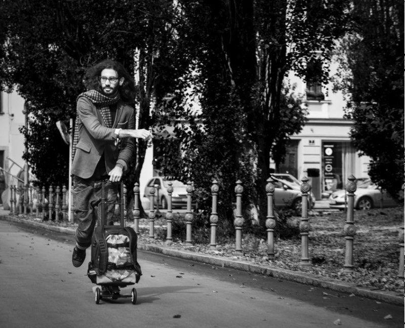 Olaf é um patinete urbano voltado para aprimorar a forma com a qual você anda pelas ruas das grandes cidades. Invenção do Boštjan Žagar que, junto com sua equipe, desenvolveu uma forma prática e divertida de se locomover. Tudo isso usando uma mochila que tem um patinete junto. Bizarro? Nada!