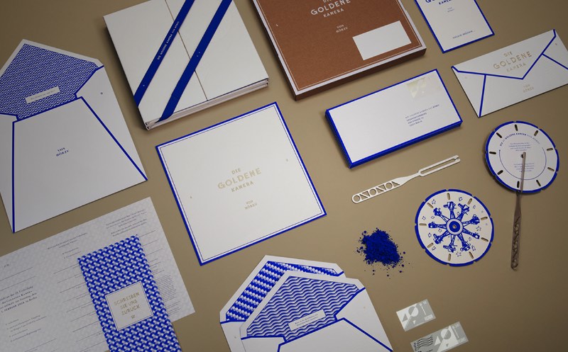 Paperlux é um estúdio de design alemão com uma paixão especial por design gráfico, materiais impressos e tipografia. Lá de Hamburgo, eles produzem belíssimos trabalhos de identidade visual com um cuidado e uma atenção excessiva aos detalhes. 