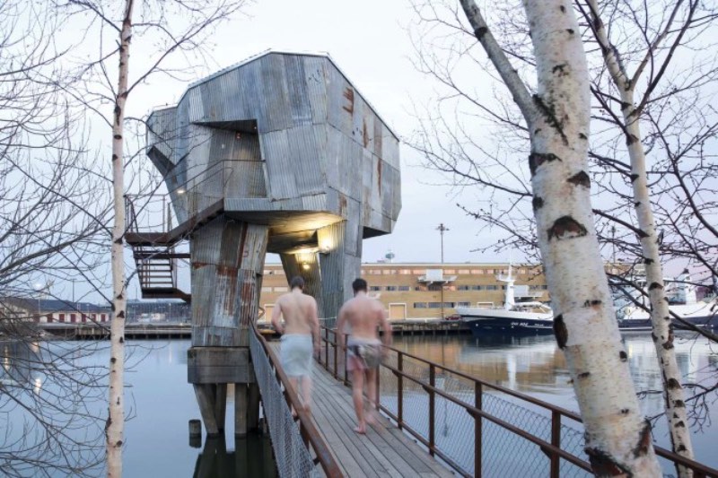 O pessoal do Raumlabor, escritório de arquitetura baseado em Berlin, criou o projeto de uma sauna pública na região portuária de Frihamnen, em Gotemburgo. Do lado de fora, esse prédio tem um visual industrial que parece remeter a tradição portuária dessa parte da cidade sueca. Mas, por dentro, tudo é diferente.