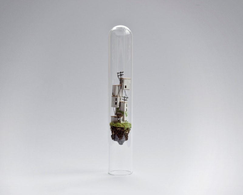Baseada em Amsterdam, a diretora de arte e design Rosa De Jong cria pequenas esculturas que são quase mundos em miniatura dentro de tubos de ensaio. O projeto recebeu o nome de Micro Matter e é mais um projeto de diorama que aparece aqui no blog.