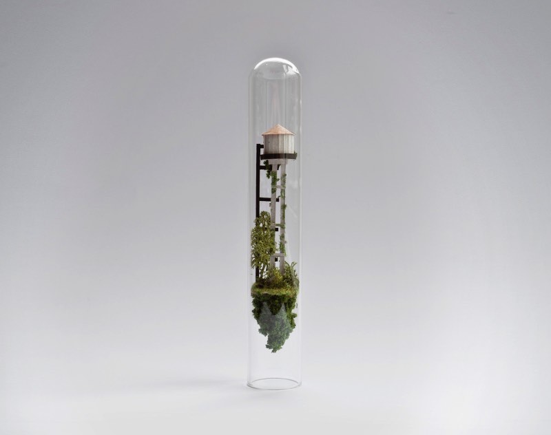 Baseada em Amsterdam, a diretora de arte e design Rosa De Jong cria pequenas esculturas que são quase mundos em miniatura dentro de tubos de ensaio. O projeto recebeu o nome de Micro Matter e é mais um projeto de diorama que aparece aqui no blog. 