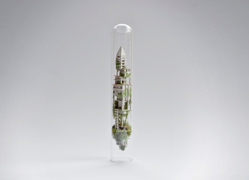 Baseada em Amsterdam, a diretora de arte e design Rosa De Jong cria pequenas esculturas que são quase mundos em miniatura dentro de tubos de ensaio. O projeto recebeu o nome de Micro Matter e é mais um projeto de diorama que aparece aqui no blog. 